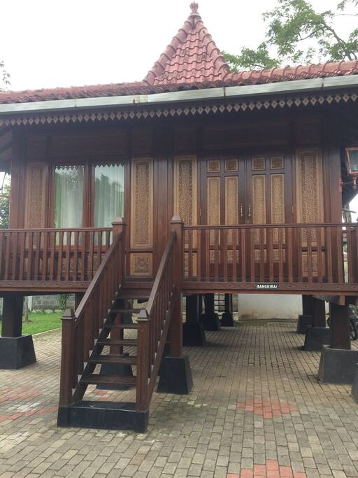 Kamar Bangkirai, 1 kamar tidur single bed, 1 kamar mandi air panas(dibelakang/bawah). 485,000/malam