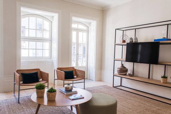 Grand Duplex Hist. Centre Balcony and AirCon gallery image 2