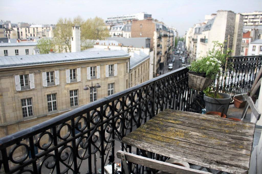 devant la cuisine, table pour petits dej au soleil