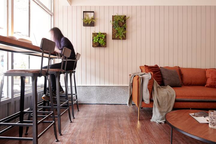 A11/復古8人房/MRT忠孝復興7min/東區市中心/sogo微風百貨/雙線捷運 gallery image 2