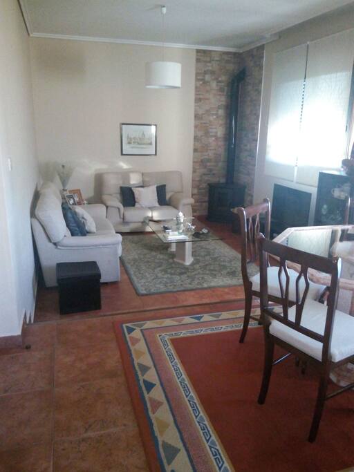Salón-comedor con chimenea.