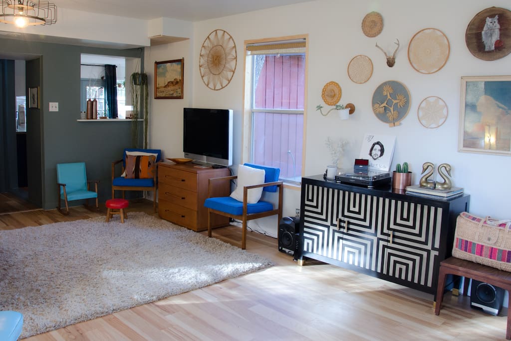 The adorable living room has lovely natural light, a smart TV, a piano and Alexa can play your favorite tunes!