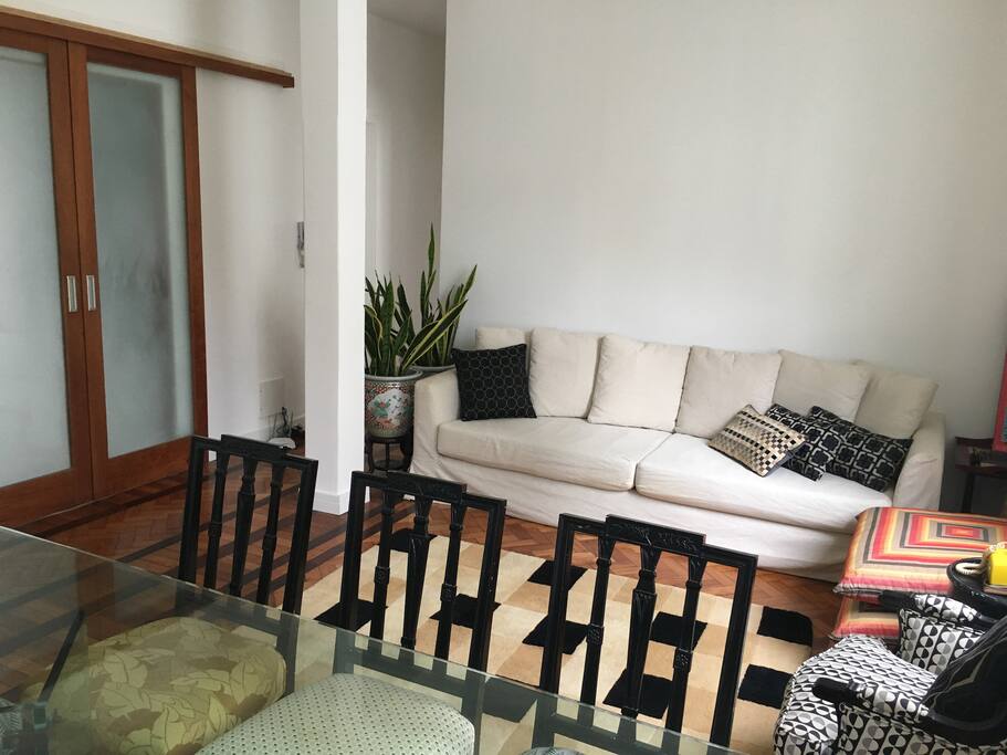 Big and confortable couch / Sofá grande e confortável