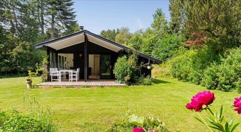 Lovely cottage with wilderness bath close to the beach