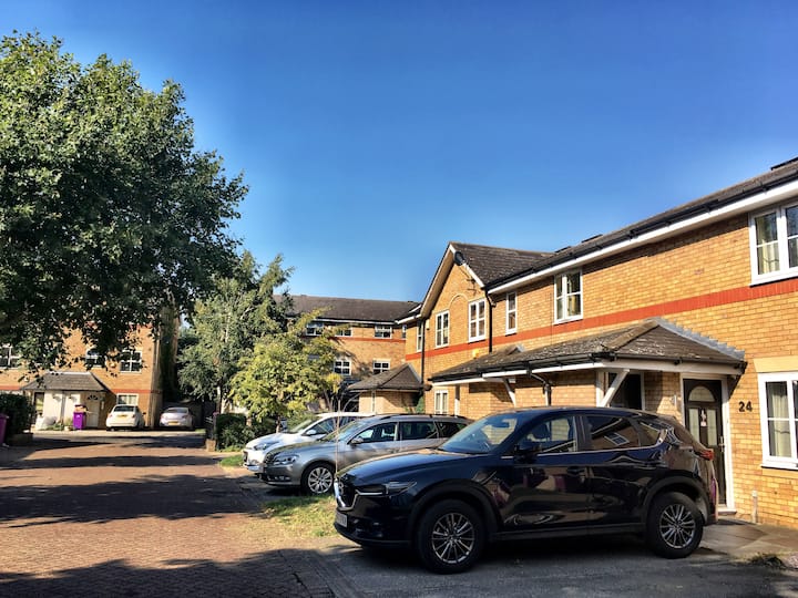 Unique 2BR House: Near Thames & Canary Wharf