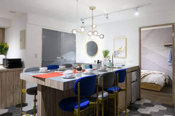 【時尚中島派對六人房】#6人房#台北車站MRT#三間獨立臥室#中島吧檯#Netflix gallery image 3