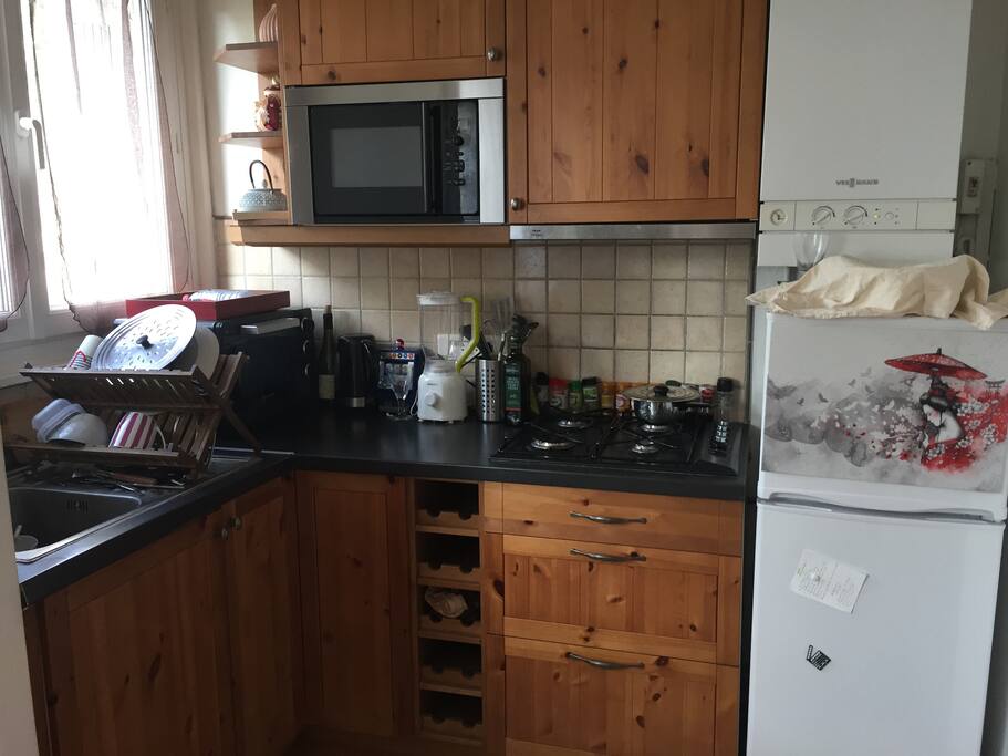 Cuisine très fonctionnelle équipée. Hôte pour la cuisson et fenêtre.