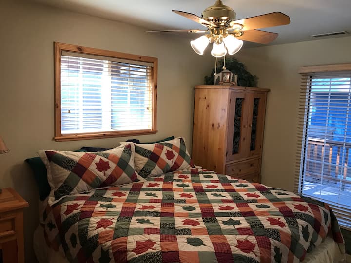 Dormitorio 1 con baño privado adjunto.
