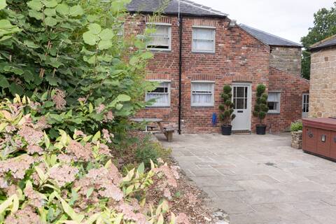 Elliott House & The Dairy with private hot tub