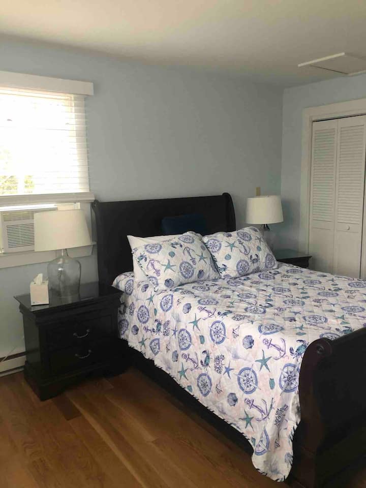 Dormitorio del segundo piso con una cama de tamaño completo. Despertador
