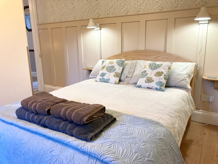 מיטה זוגית. בחדר הזה יש סוויטה עם מקלחת. בחדר השינה יש טלוויזיה, ארון בגדים, כיסא ומראה באורך מלא