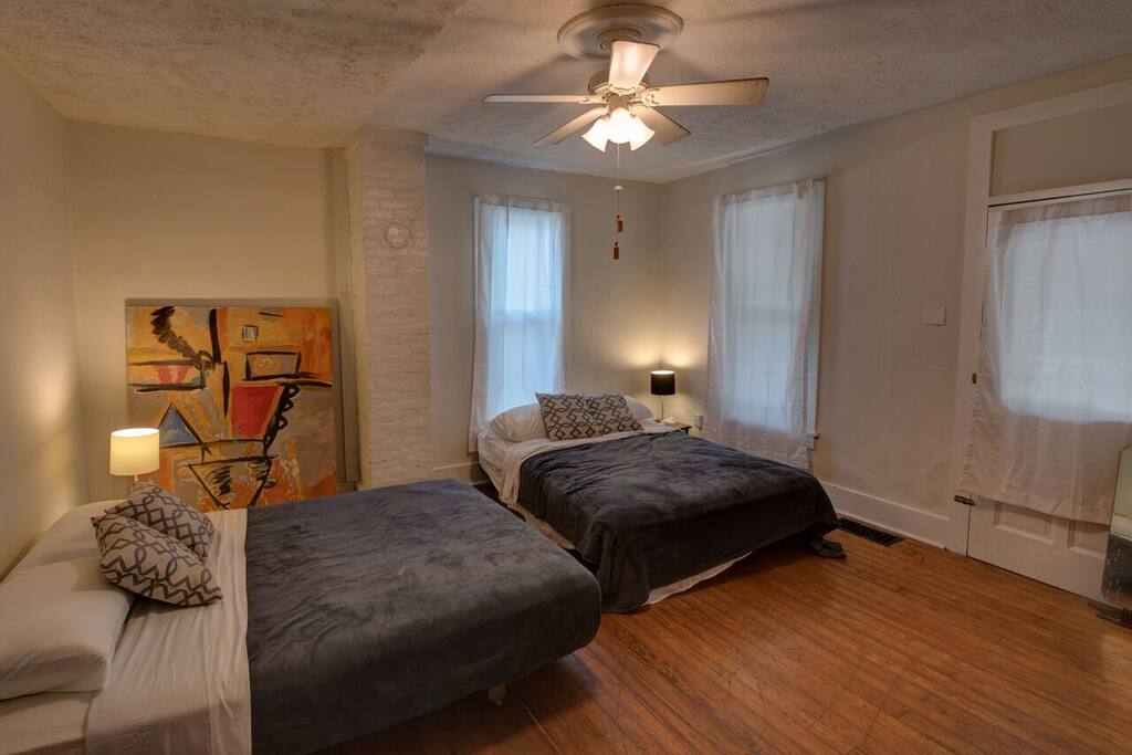 2 queen beds....private entrance