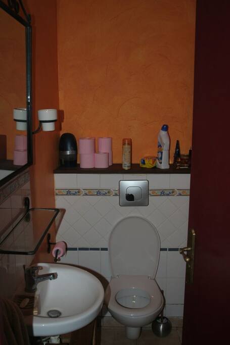 Toilette au rez-de-chaussée.