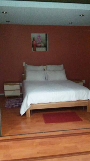Bedroom with Egyptian sheets soft touch