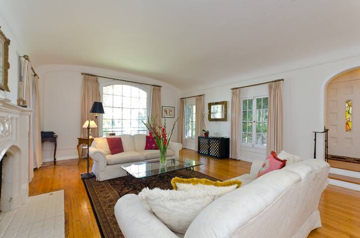 Best LA Location Glamorous Hollywood Duplex gallery image 4