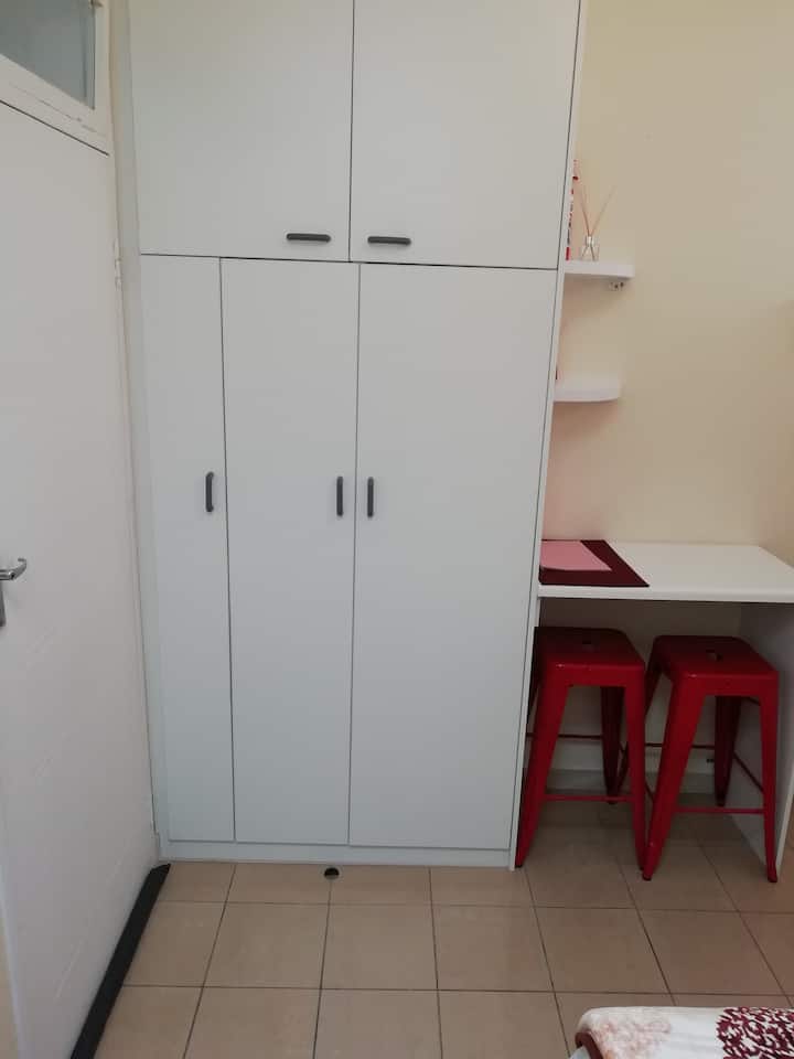 橱柜、桌子和置物架