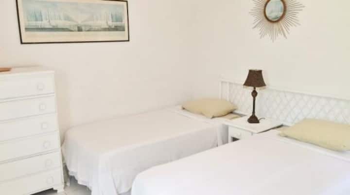 Dhoma e dytë e gjumit - me dy krevate tek që mund të bëhen një krevat dopio "king" nëse është e nevojshme