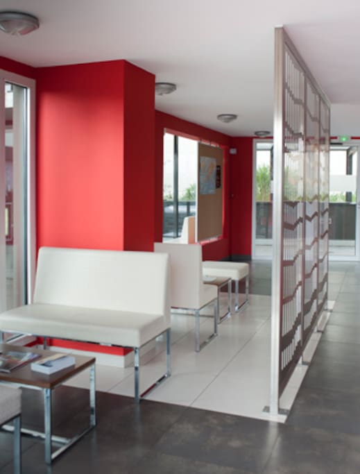 Espaces de vie commune, distributeur automatique en cas de petite faim.