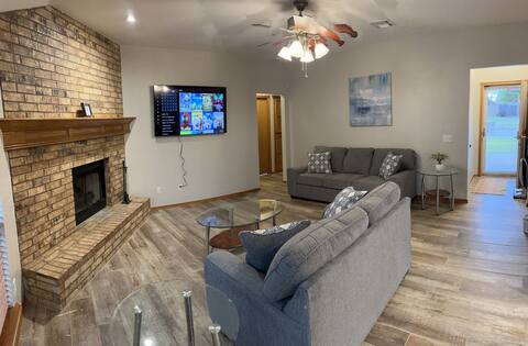 *2 KINGS* Clean & Comfortable* Home Away From Home