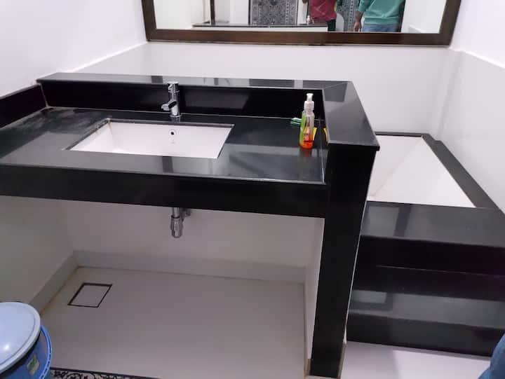 Full bathroom 1 image 1