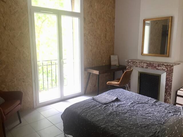 Grande chambre entre les halles et le théâtre