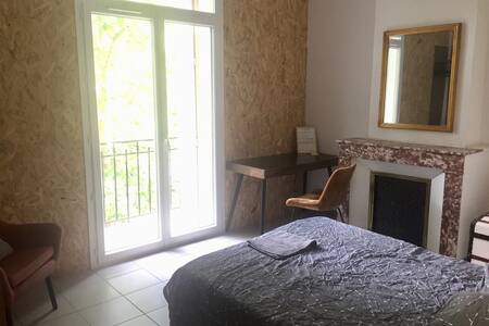 Grande chambre entre les halles et le théâtre