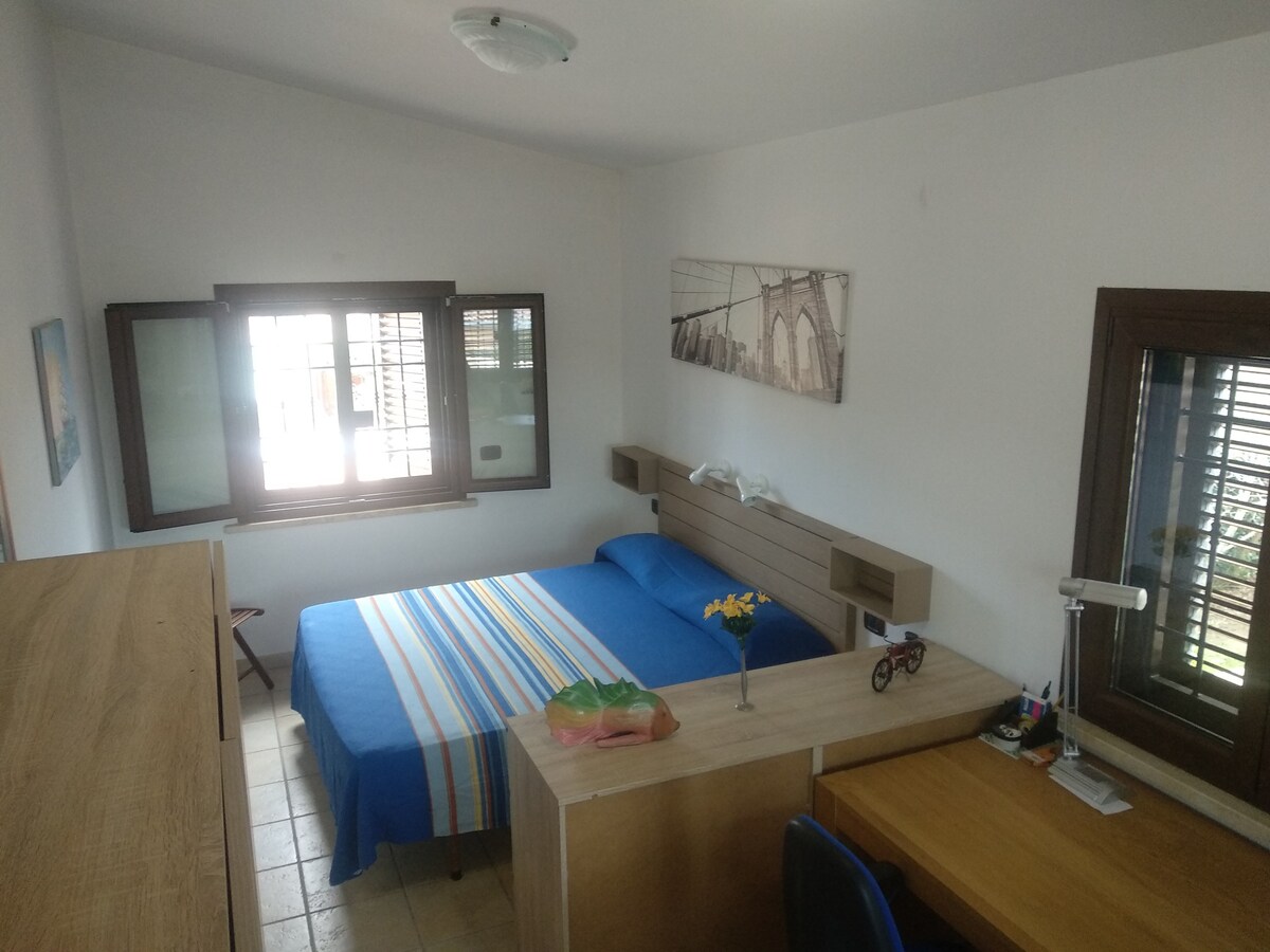 spálňa 2, vidíte okno na strane ulice