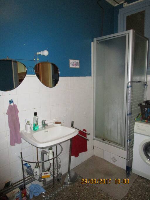Salle de bain avec lave-linge, sèche-linge à disposition