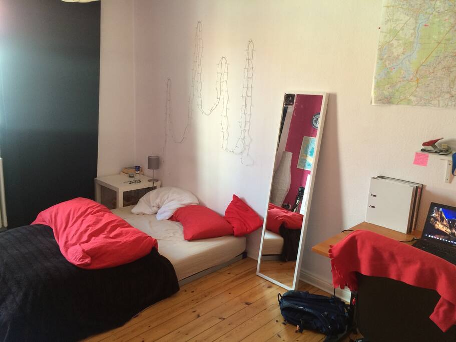 Bedroom with queensize bed, mirror