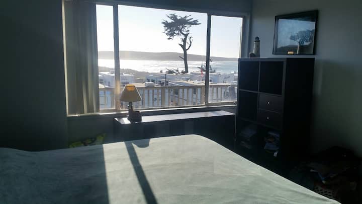 Chumba cha kulala cha Ocean View kina King Size Foam Tempur- Godoro la Pedic na mfariji mzuri wa chini.