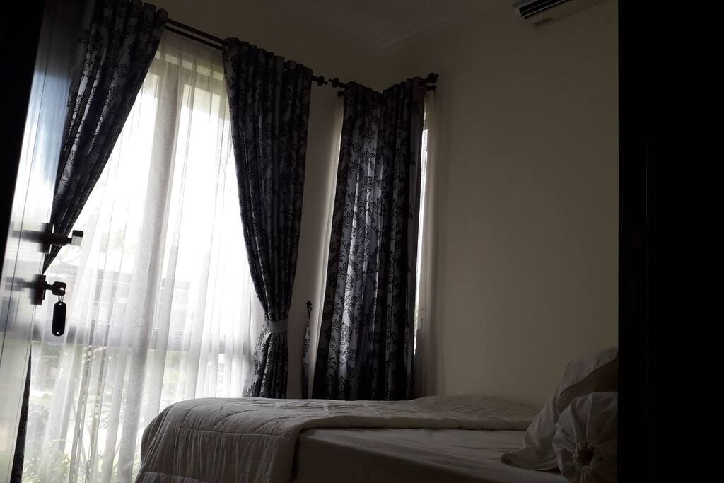 160x200 bed, equipped with air conditioning. Take a rest after having family gathering in Sentul and visiting Gunung Pancar, Jungleland, Ahpoong, Curug Bidadari, Taman Budaya, SICC, Bogor. We provide fresh and clean bed linen set to make you sleep well.