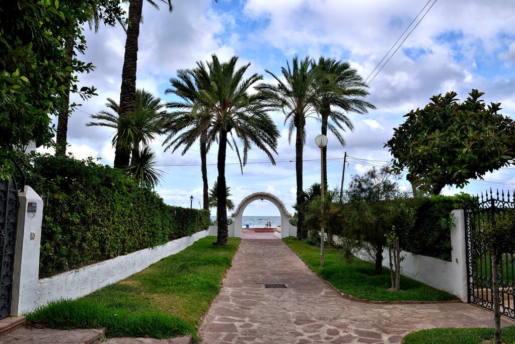 Esta es una de las entradas para ir a la playa.