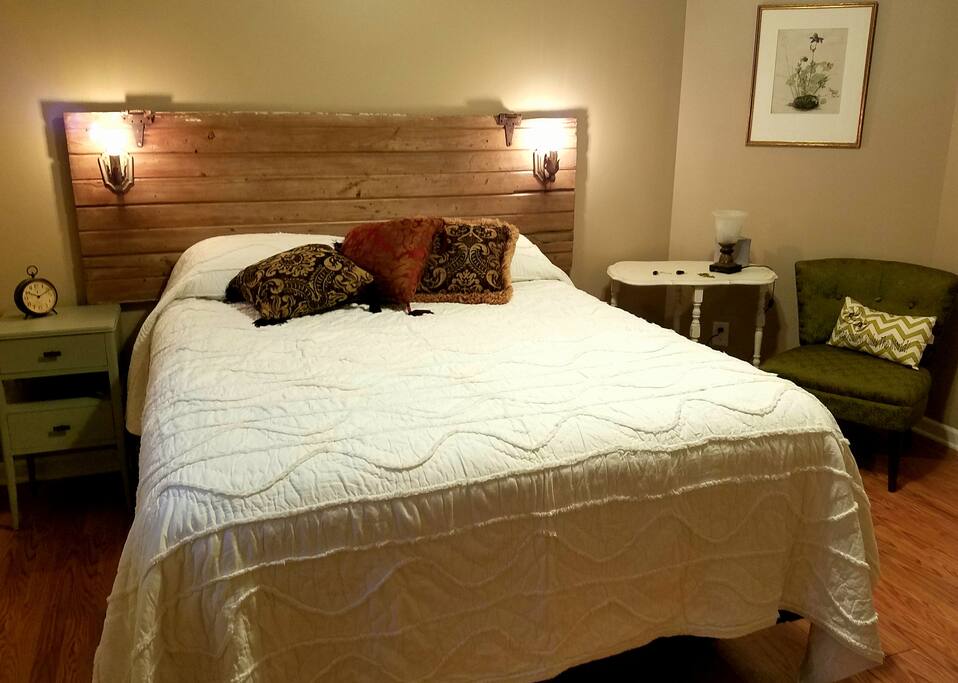 Queen bed in a cozy bedroom