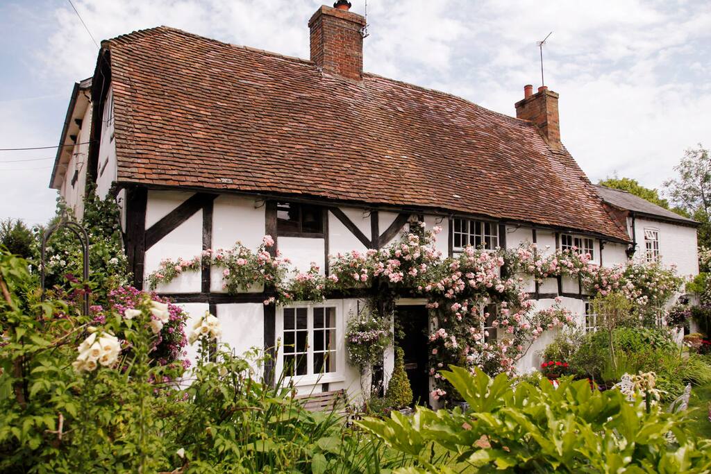 Historic Cottage in English Village Cottages for Rent in Winslow