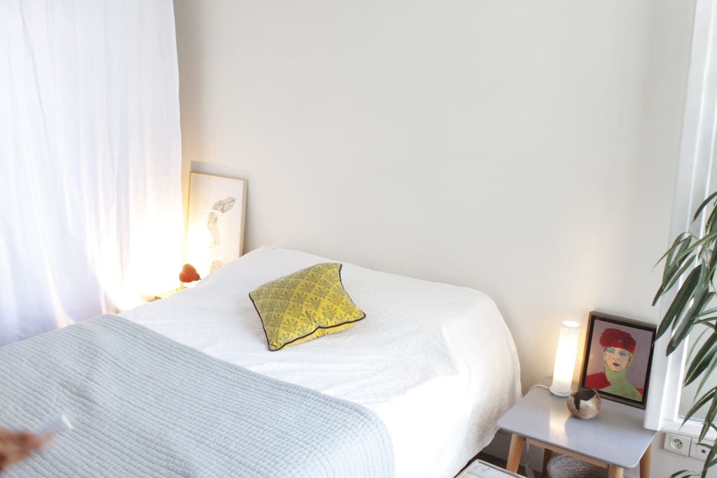 Chambre, soleil matinal.