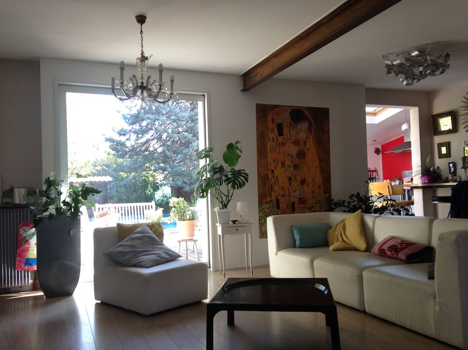 salon donnant sur la grande terrasse et la cuisine
