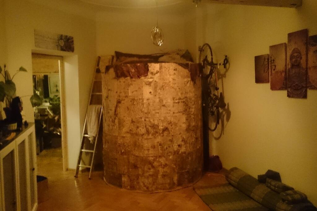 der Baum ist eine Hochebene, unter der die Treppe nach unten ist.