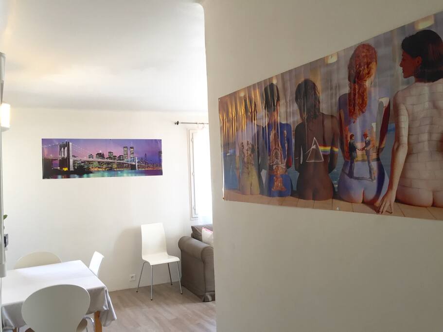 En rentrant dans l'appartement...