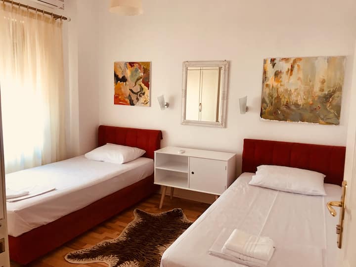 The bed's dimensions are 100 cm x 200 cm.