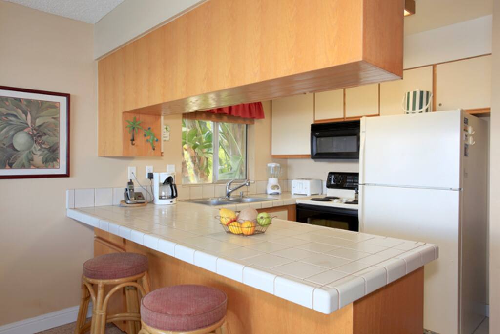 Complete kitchen with bar