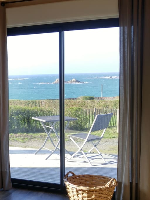 La terrasse pour déjeuner ou bien se prélasser. Vue depuis le salon.