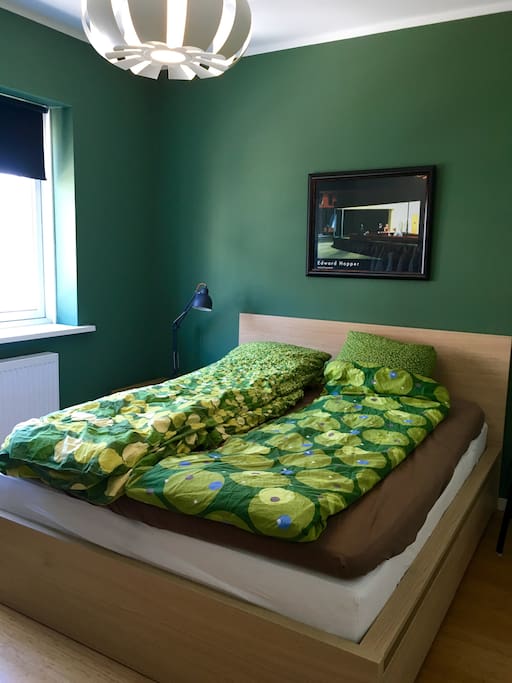 Queensixe bed in bedroom.