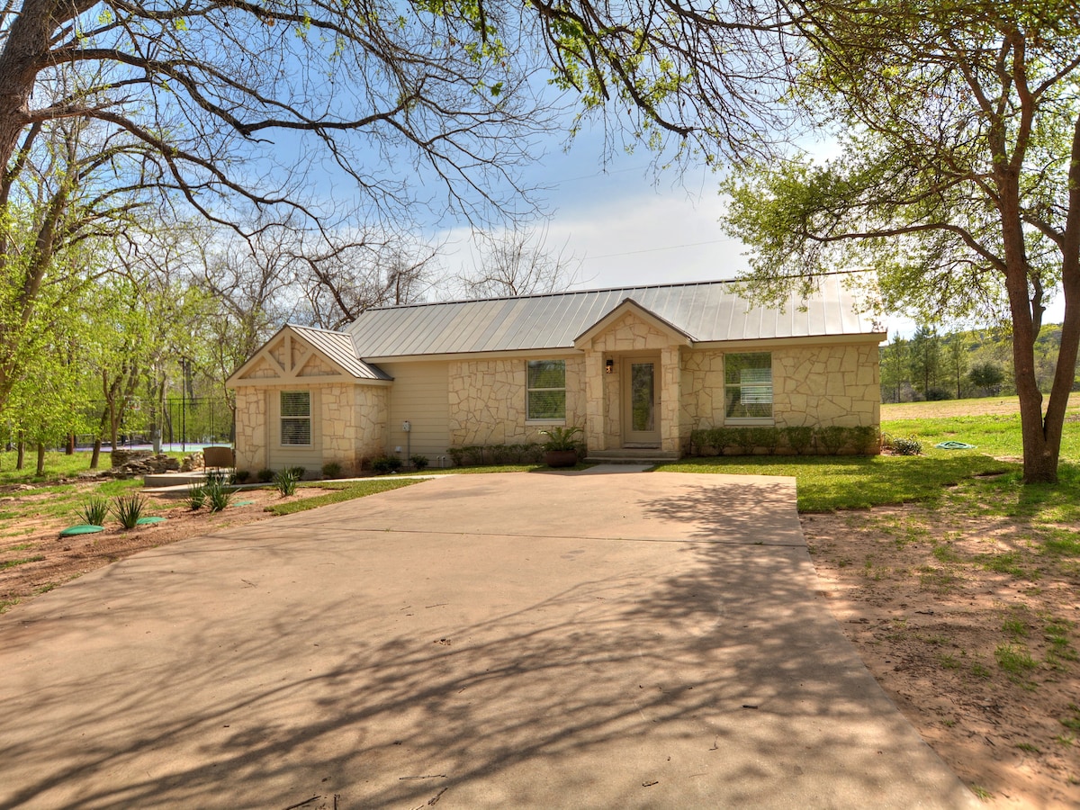 Cottage near Lake Austin with dock privileges