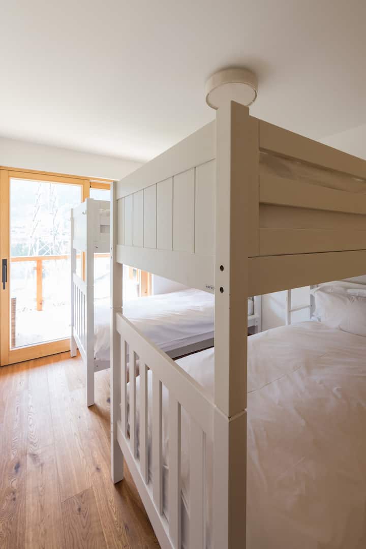 חדר שינה 3 עם 2 מיטות קומתיים