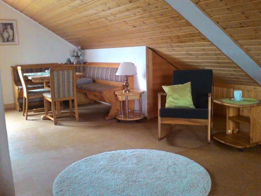 Helle & gemuetliche Dachgeschosswohnung mit Balkon.