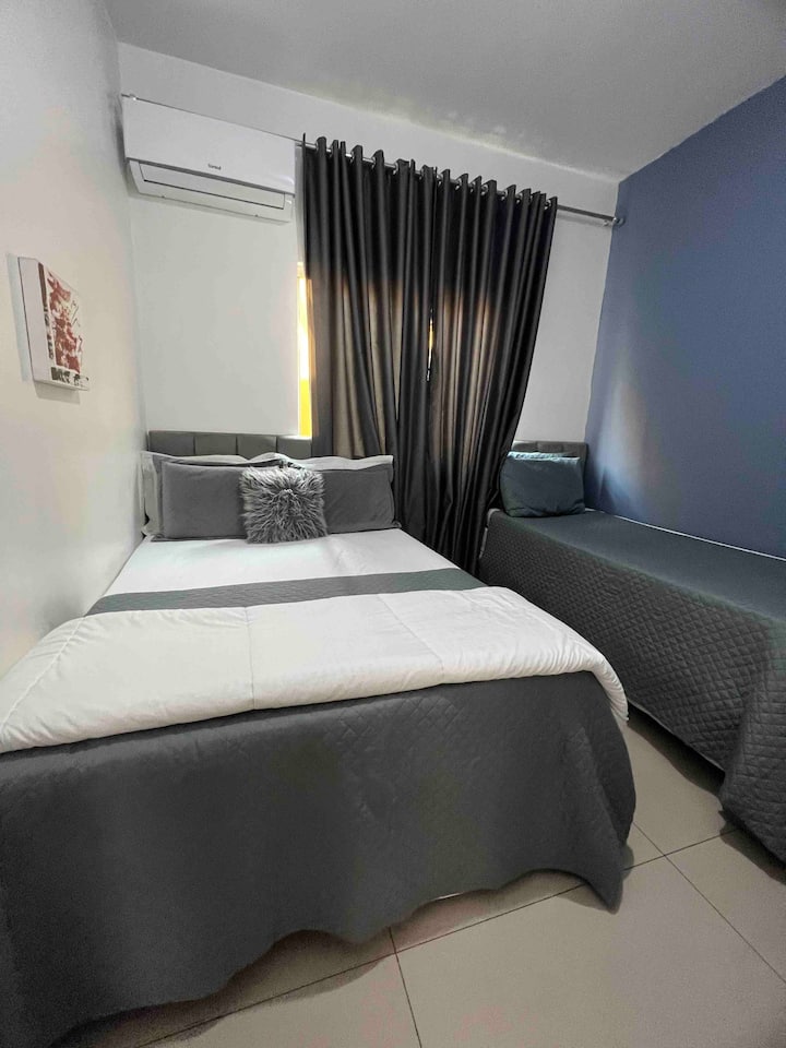 Двойно легло, единично легло, допълнителен матрак, климатик
Смарт телевизор 50 инча 