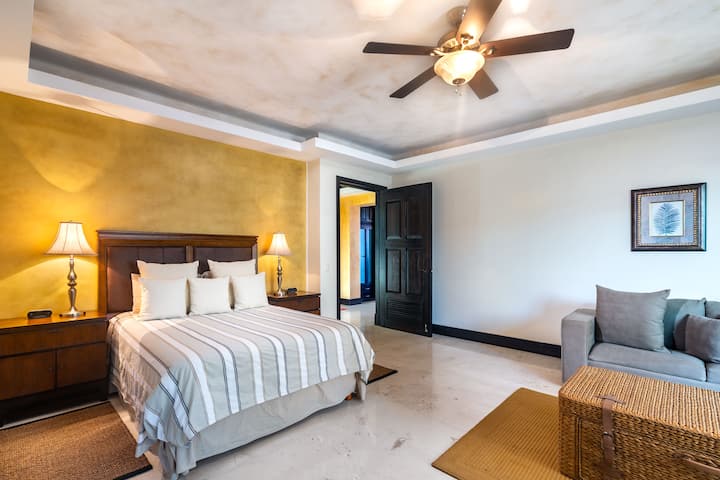 Krevate të rehatshëm me shtroja premium dhe perde të errëta