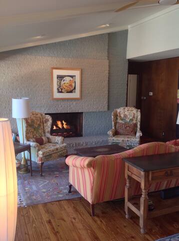 Mid-Century Mod Comfort: Business or Pleasure! gallery image 5