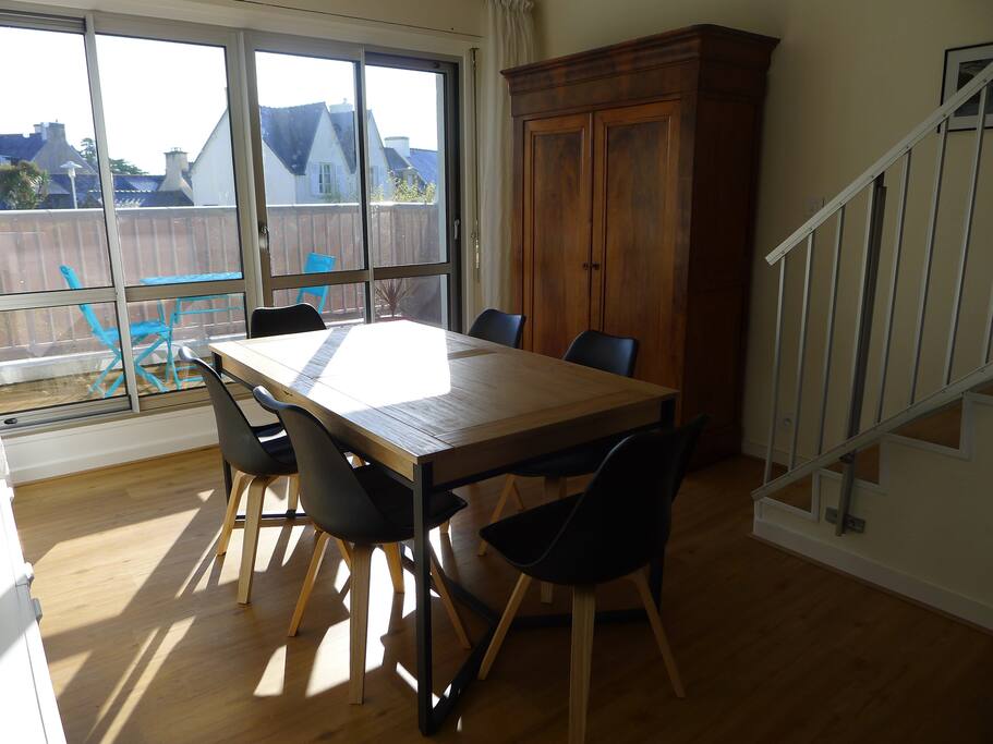 Salle à manger et terrasse ouest.