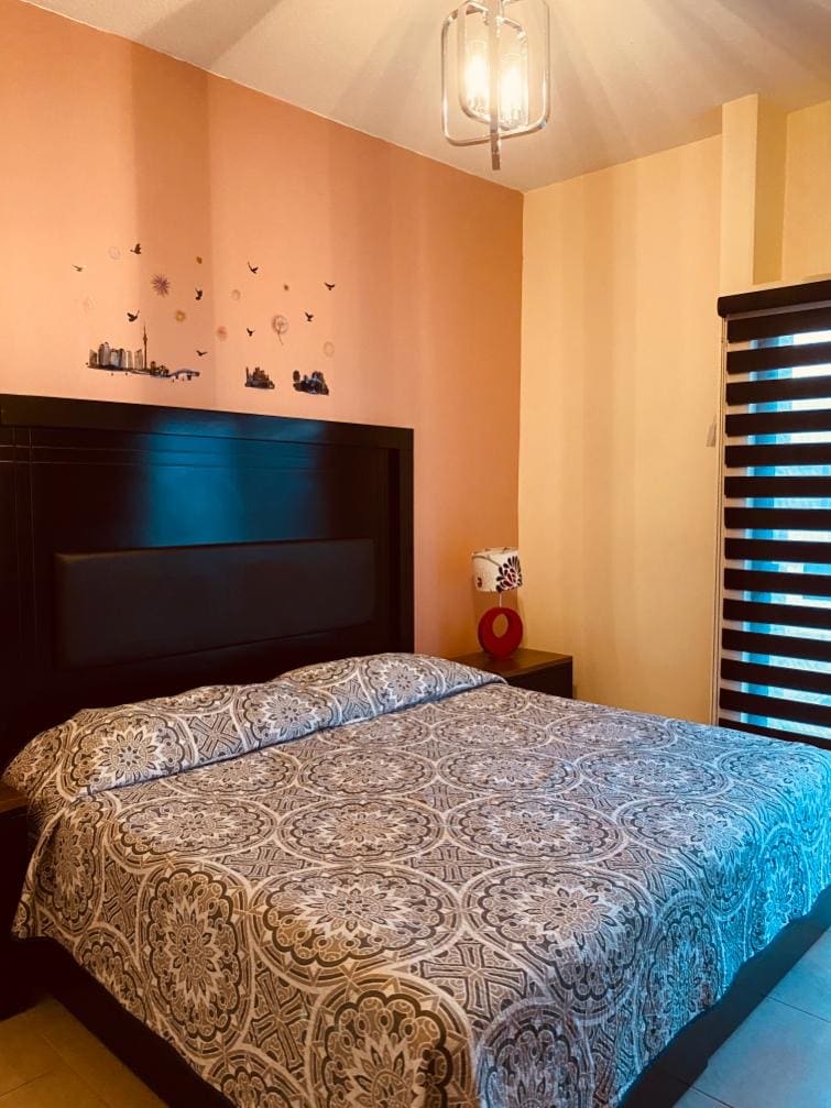 Hauptschlafzimmer, Kingsize-Bett, Kommode, Spiegel, Büros, komplettes Badezimmer und einen Balkon mit Blick auf den Garten am Eingang.  